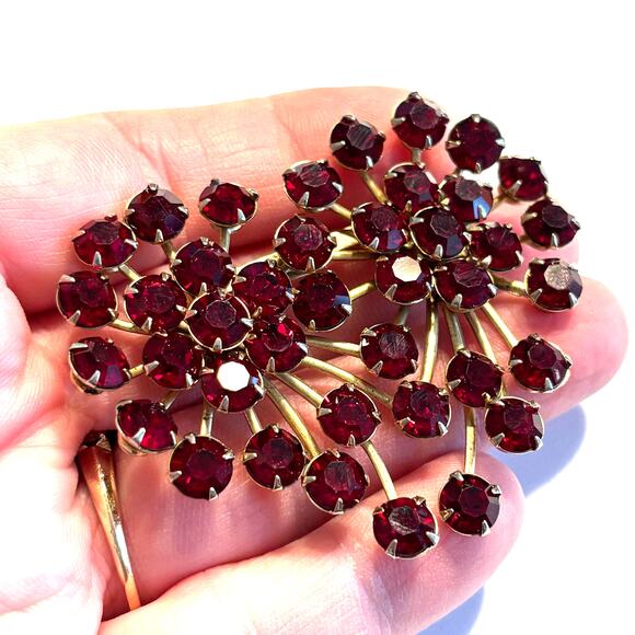 Red rhinestones brooch gold metal setting double starburst vintage mid century - Picture 3 of 8